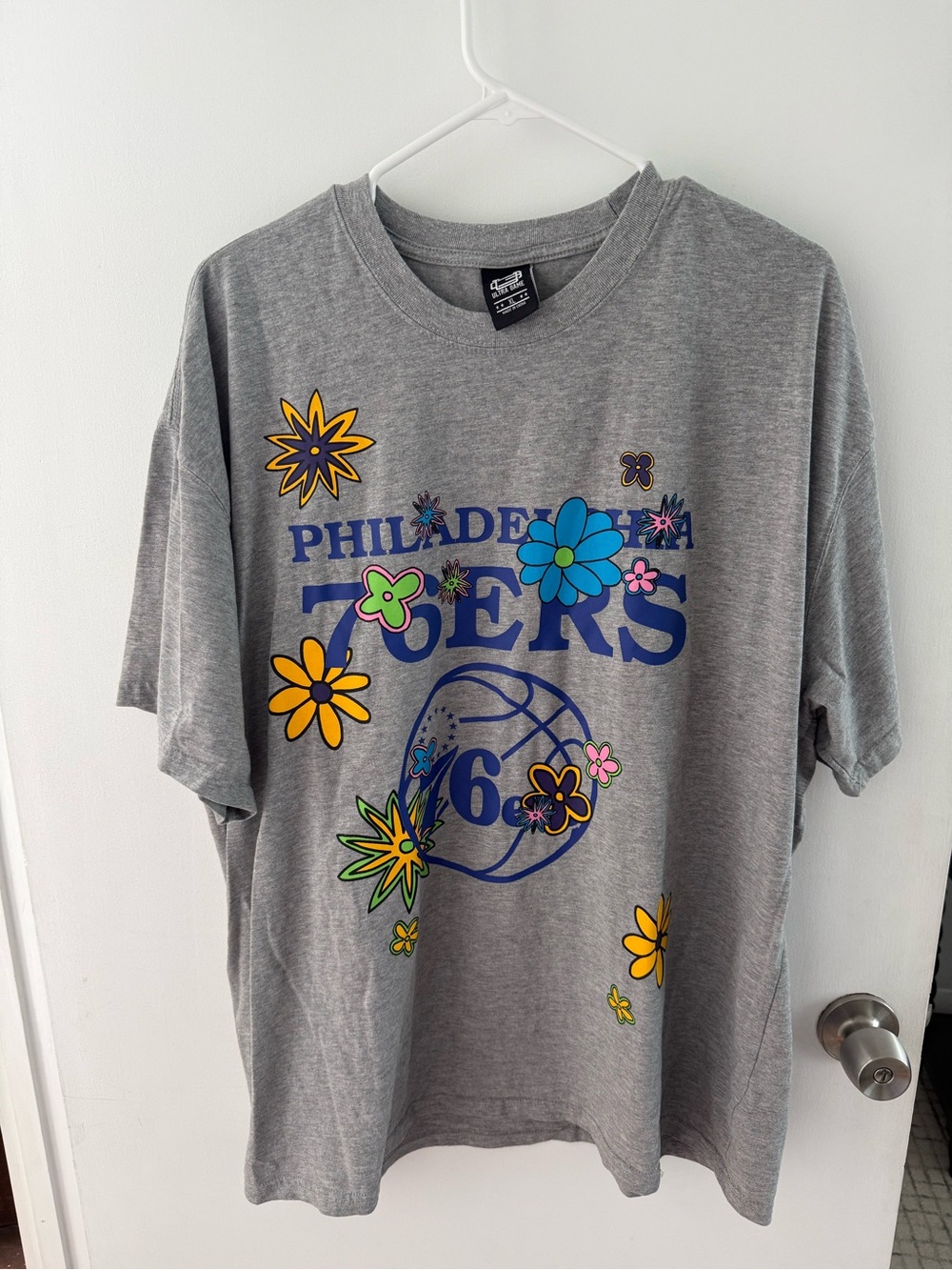 Ultra Game Philadelphia 76ers Gray Graphic Tee with Floral Print Size XL
